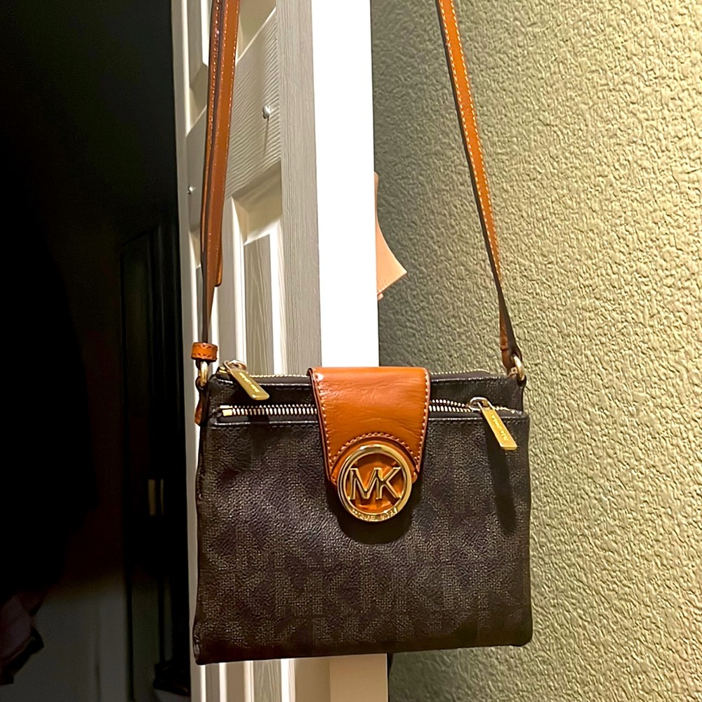 MK CROSS BODY BROWN